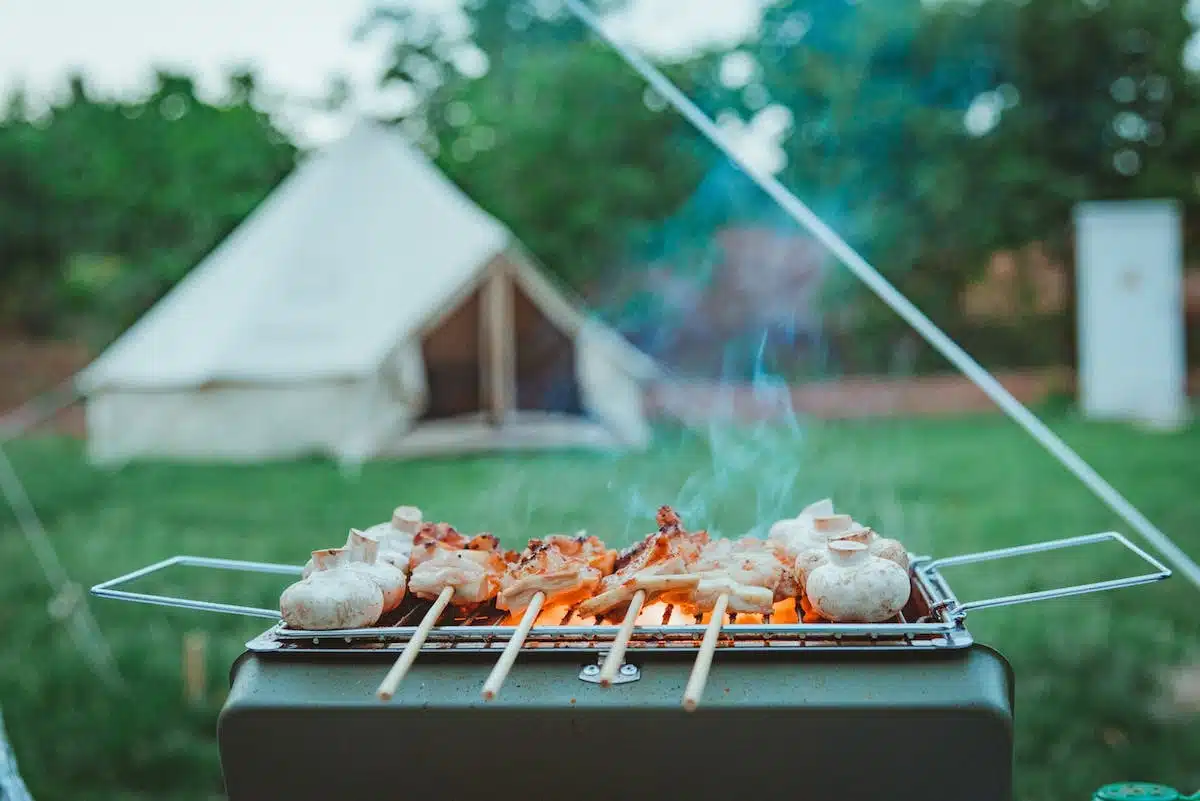 Les essentiels pour cuisiner en plein air : équipements indispensables pour le barbecue, le camping et le pique-nique