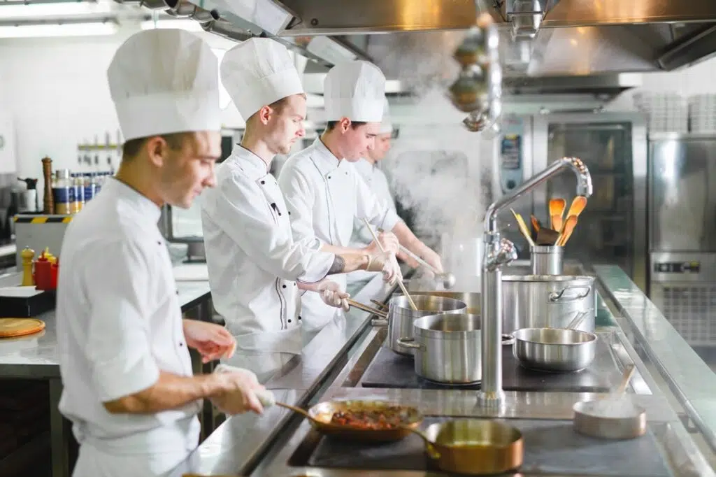 Des cuisiniers professionnels au travail