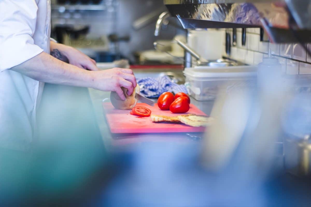 Quels sont les éléments indispensables dans une cuisine professionnelle ?