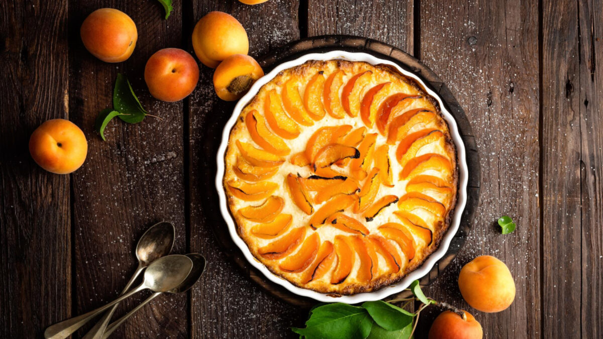Recette raffinée : la tarte clafoutis abricots et amandes revisite la tradition