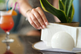 Top 4 des fabricants français de serviettes en papier personnalisées pour hôtels, cafés et restaurants